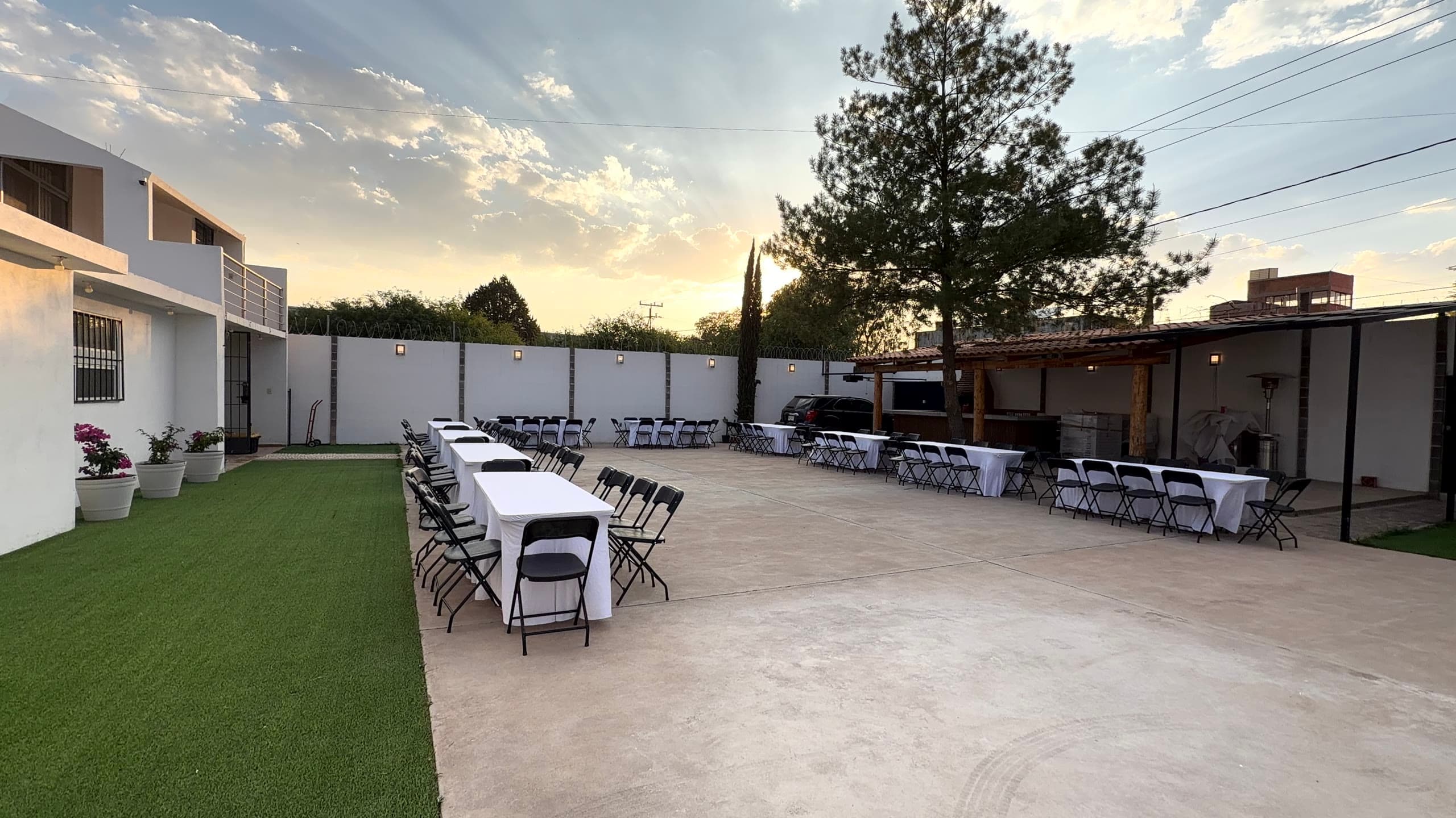 Patio de Villa Carolina preparado para recibir un evento
